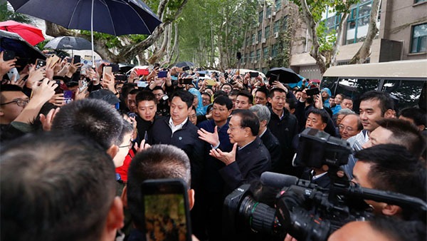Premier visits Xi'an Jiaotong University:0